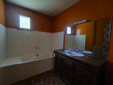 GUIPRY-MESSAC - Maison 7 p, 5 chambres, dépendances, jardin, pré sur terrain de plus de 1 hectare !