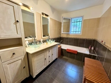 A vendre : Villa contemporaine de plain-pied avec piscine chauffée et vue montagne (Corse)
