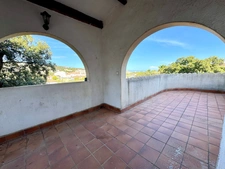 L'Île-Rousse – 5-room house, 3 levels with terraces, garden and large garages – Town center and beach within walking distance