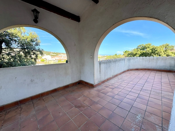 L’Île-Rousse – Maison 5 pièces, 3 niveaux avec terrasses, jardin et vastes garages – Centre ville et plage à pied