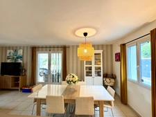 A vendre : Villa contemporaine de plain-pied avec piscine chauffée et vue montagne (Corse)