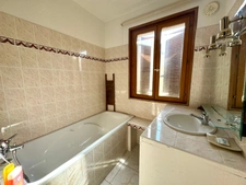 L'Île-Rousse – 5-room house, 3 levels with terraces, garden and large garages – Town center and beach within walking distance