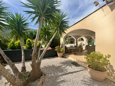 A vendre : Villa contemporaine de plain-pied avec piscine chauffée et vue montagne (Corse)