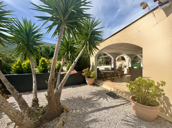 A vendre : Villa contemporaine de plain-pied avec piscine chauffée et vue montagne (Corse)