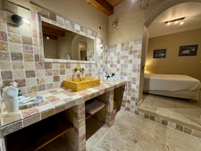 A vendre : Villa contemporaine de plain-pied avec piscine chauffée et vue montagne (Corse)
