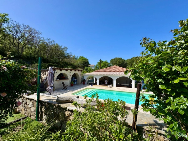 A vendre : Villa contemporaine de plain-pied avec piscine chauffée et vue montagne (Corse)