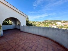 L'Île-Rousse – 5-room house, 3 levels with terraces, garden and large garages – Town center and beach within walking distance