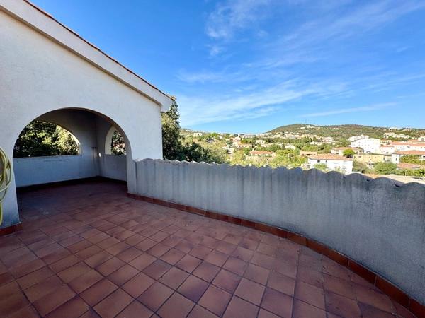 L’Île-Rousse – Maison 5 pièces, 3 niveaux avec terrasses, jardin et vastes garages – Centre ville et plage à pied