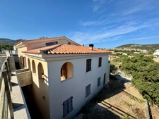 L’Île-Rousse – Maison 5 pièces, 3 niveaux avec terrasses, jardin et vastes garages – Centre et plages à pied