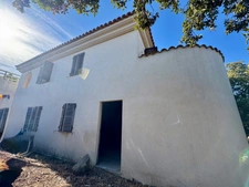 L'Île-Rousse – 5-room house, 3 levels with terraces, garden and large garages – Town center and beach within walking distance