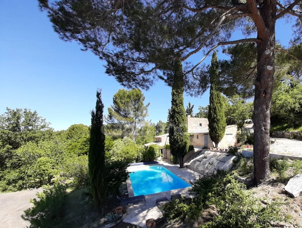 PROPRIÉTÉ DE CHARME EN PIERRE DE ROGNES SUR PRÈS DE 6 000 M² DE NATURE – AUX PORTES D'AIX-EN-PROVENCE