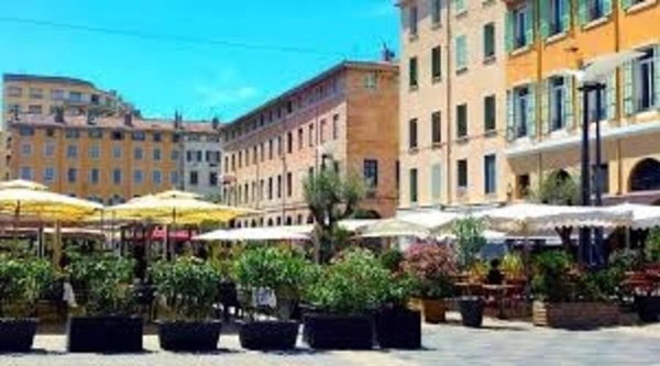  A VENDRE MURS COMMERCIAUX de 65 m2 MARSEILLE (13001) 327 000 €