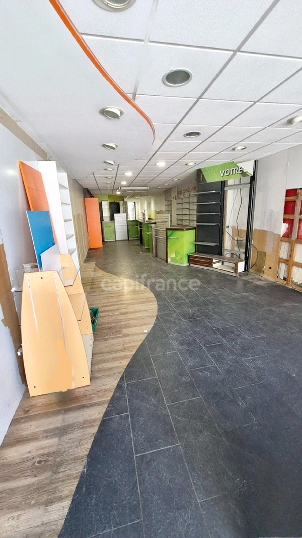 Affaire à saisir: Immeuble avec Local commercial  MONTREJEAU (31) surface totale 363 m2 RDC + 2 étages et 1 studio