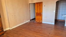 Affaire à saisir: Immeuble avec Local commercial  MONTREJEAU (31) surface totale 363 m2 RDC + 2 étages et 1 studio
