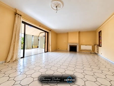 Aire-sur-l’Adour centre – Maison T4 de 135 m² avec 2 chambres dont suite parentale, 2 grands séjours, piscine et dépendance de 160 m²