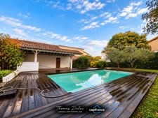 Aire-sur-l’Adour centre – Maison T4 de 135 m² avec 2 chambres dont suite parentale, 2 grands séjours, piscine et dépendance de 160 m²