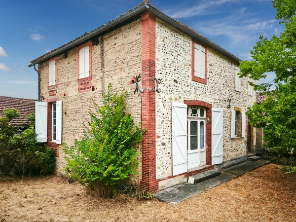 Dpt Gers (32), à vendre SAINT MONT Maison ancienne T4 de 160 m² habitables en plain pied + grenier aménageable + grange attenante sur 726 m² de terrain