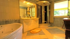 Spacieuse maison de campagne de 244 m² avec piscine