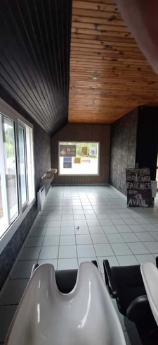 LOCAL COMMERCIAL 70 m² – EMPLACEMENT STRATÉGIQUE – GRAND PARKING – SAINT-JEAN-LA-POTERIE