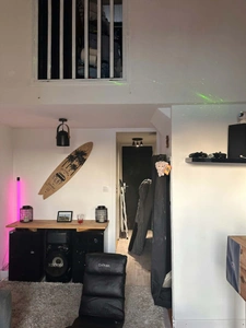 ARZON – À 300 M DE LA PLAGE ET DU PORT – CHARMANT APPARTEMENT AVEC CHAMBRE EN MEZZANINE