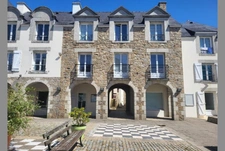 ARZON – À 300 M DE LA PLAGE ET DU PORT – CHARMANT APPARTEMENT AVEC CHAMBRE EN MEZZANINE