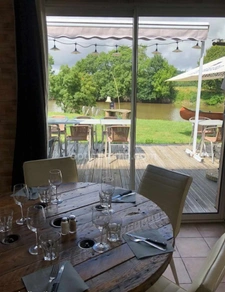   À vendre : Guinguette d'exception avec vue imprenable sur l’eau