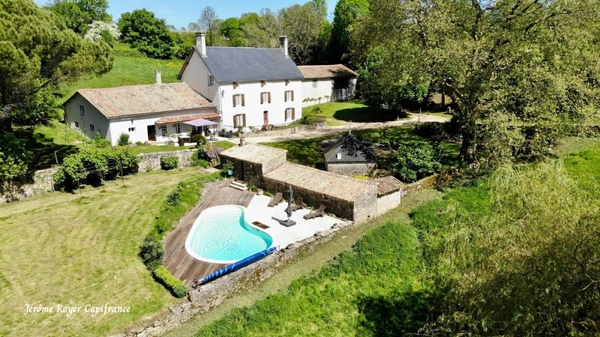 Propriété de charme à la campagne – 305 m² habitables sur 4,8 hectares avec piscine et dépendances