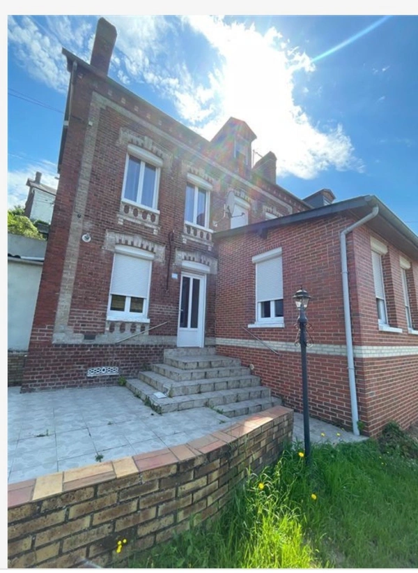 Maison familiale de 118 m² sur un terrain de 810 m² avec garage, cave et climatisation