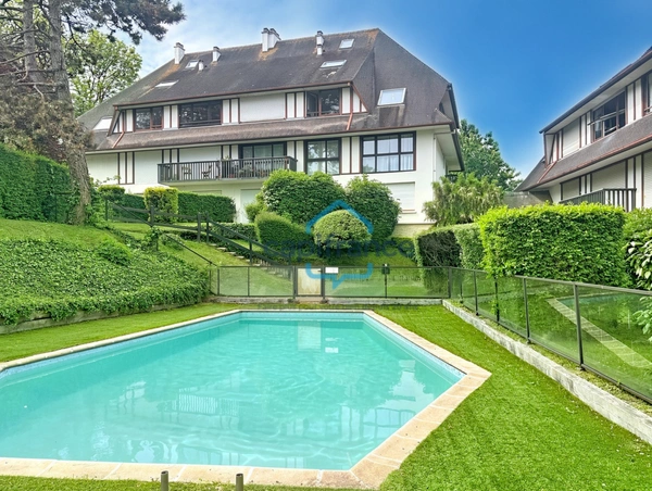 BÉNERVILLE-SUR-MER – Appartement en souplex à 3 min de la plage avec piscine