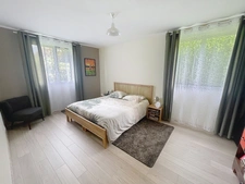 À quelques minutes d’Honfleur, une propriété contemporaine où espace, lumière et nature se rencontrent.