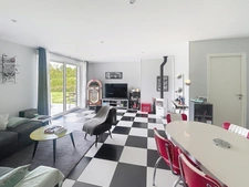 À quelques minutes d’Honfleur, une propriété contemporaine où espace, lumière et nature se rencontrent.