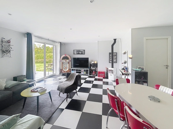 À quelques minutes d’Honfleur, une propriété contemporaine où espace, lumière et nature se rencontrent.