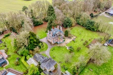 Characterful late 19th-century manor house with 2 hectares of parkland, outbuildings and rental income – Sought-after area near Rouen