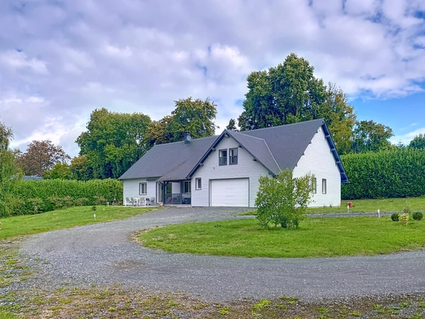 À quelques minutes d’Honfleur, une propriété contemporaine où espace, lumière et nature se rencontrent.