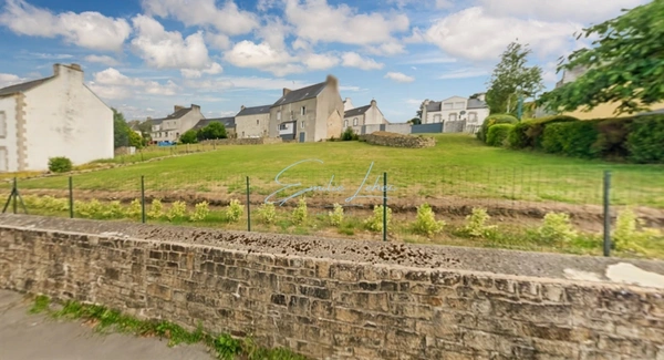 INVESTISSEURS!!! Centre-bourg d'Elliant - Immeuble 300M2 et parcelle de plus de 1000m2 divisible.