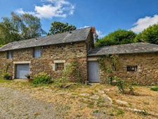 LE TREVOUX - Propriété en pierre avec maison principale, gîte indépendant et dépendances sur près d’un hectare