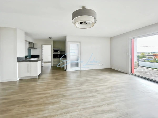 Dpt Finistère (29), à louer PLOUGUERNEAU CENTRE VILLE, Appartement T2 de 71,47 M2 avec terrasse au 2ème étage avec ascenseur