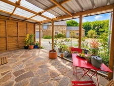 LE TREVOUX - Propriété en pierre avec maison principale, gîte indépendant et dépendances sur près d’un hectare