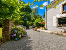 LE TREVOUX - Propriété en pierre avec maison principale, gîte indépendant et dépendances sur près d’un hectare