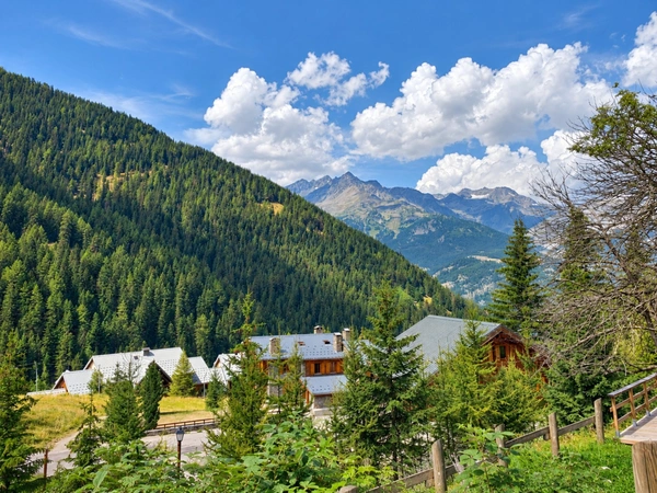 Valfréjus — T2 avec balcon et parking, votre pied-à-terre à la montagne été comme hiver, meublé et équipé!