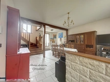 À 2 MIN DU RER E CHAMPIGNY CENTRE – MAISON 123 M² HABITABLES – 4 CHAMBRES/GRAND SEJOUR– TERRAIN 400 M² – 2 GARAGES – ATELIER 30 M²