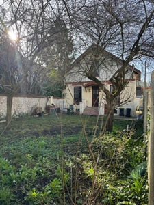 À 2 MIN DU RER E CHAMPIGNY CENTRE – MAISON 123 M² HABITABLES – 4 CHAMBRES/GRAND SEJOUR– TERRAIN 400 M² – 2 GARAGES – ATELIER 30 M²