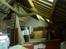 FERME A FINIR DE RESTAURER - 1 HECTARE - BOIS - CALME - GROS POTENTIEL.