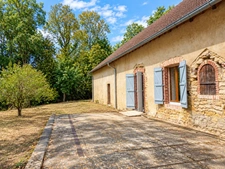 FERME A FINIR DE RESTAURER - 1 HECTARE - BOIS - CALME - GROS POTENTIEL.