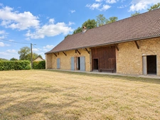 FERME A FINIR DE RESTAURER - 1 HECTARE - BOIS - CALME - GROS POTENTIEL.