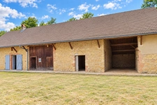 FERME A FINIR DE RESTAURER - 1 HECTARE - BOIS - CALME - GROS POTENTIEL.