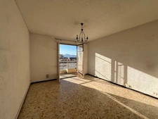MARSEILLE 10ème / 6ème : T3 Traversant avec Balcon Sud –vue dégagée - 5ème étage avec ascenseur – Proche Castellane