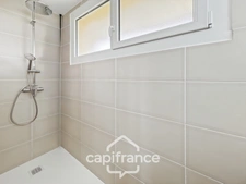 Maison rénovée de 3 pièces, jardin, garage, stationnements, proche des commodités