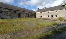 Maison à vendre corps de ferme +longère de 333 m2 au total avec vie de plain pied possible, parcelle de 1110m2, entre Rostrenen et Carhaix et à 1h de Brest