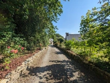 Maison 2 chambres au calme à Locarn(22) avec garage, grand jardin et dépendances dont un gîte rénové pour revenus supplémentaires